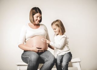 babybauch fotos beim fotograf in der naehe von kirchhain